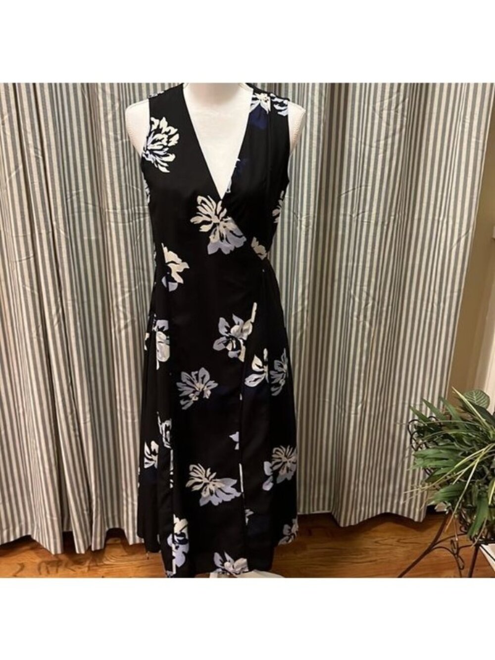 Banana Republic women’s wrap dress Size XS black floral print sleeveless - Picture 6 of 12